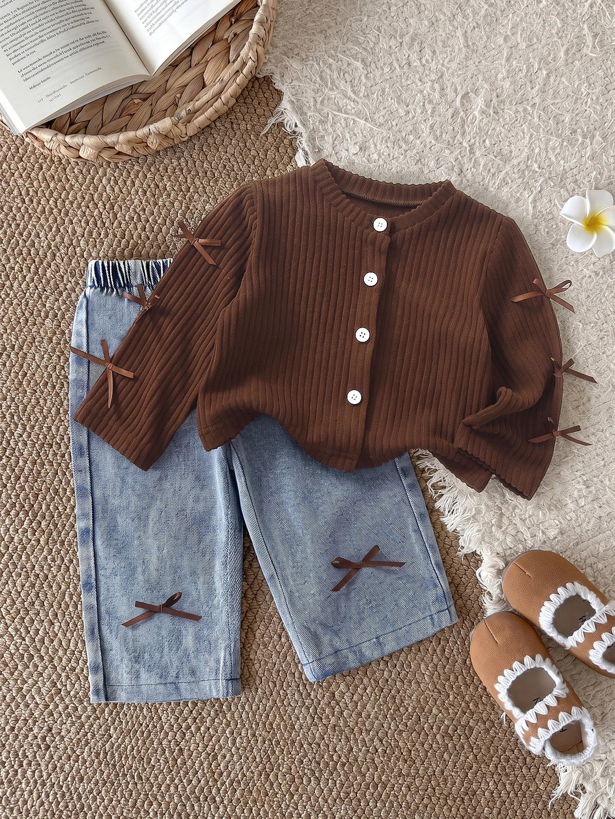 Conjunto café y jean azul para bebe con lazos decorativos vista frontal