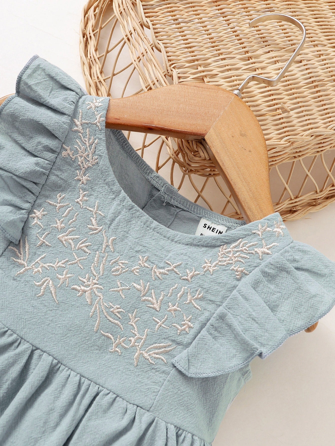 Vestido Neblina azul con volantes y bordado