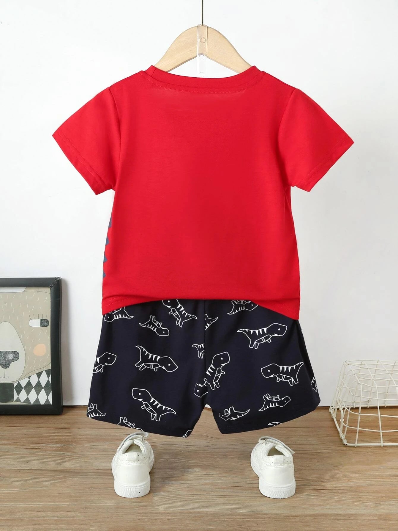 Conjunto Rojo de Camiseta Dinosaurio y Shorts para Niño