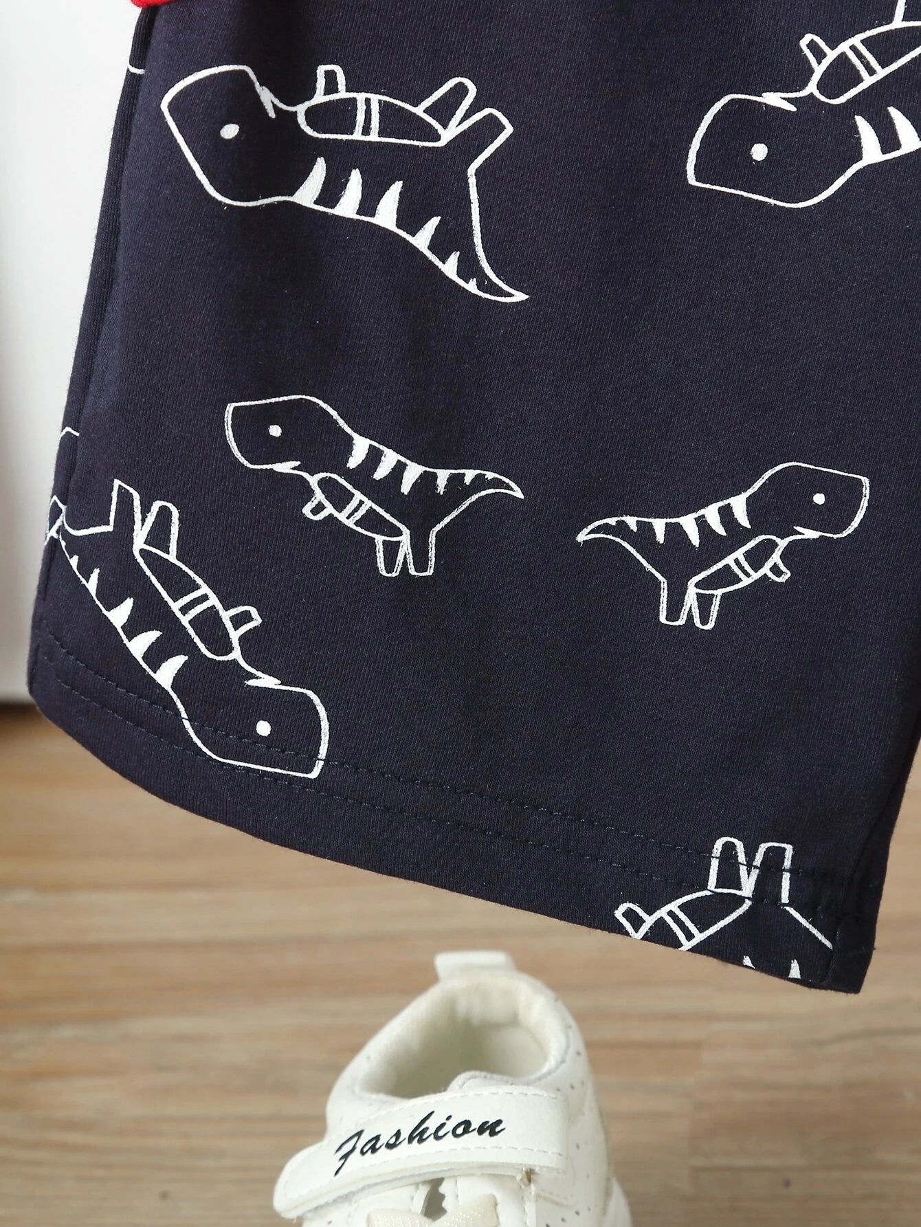 Conjunto Rojo de Camiseta Dinosaurio y Shorts para Niño