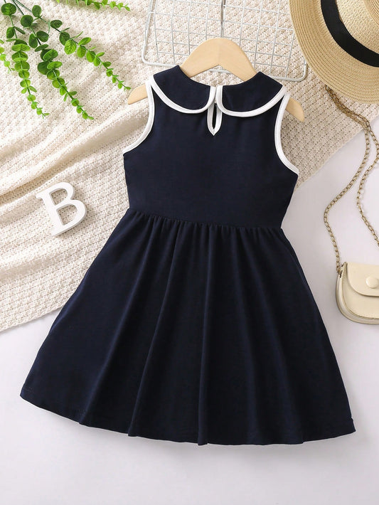 Vestido azul marino elegante con cuello peter pan
