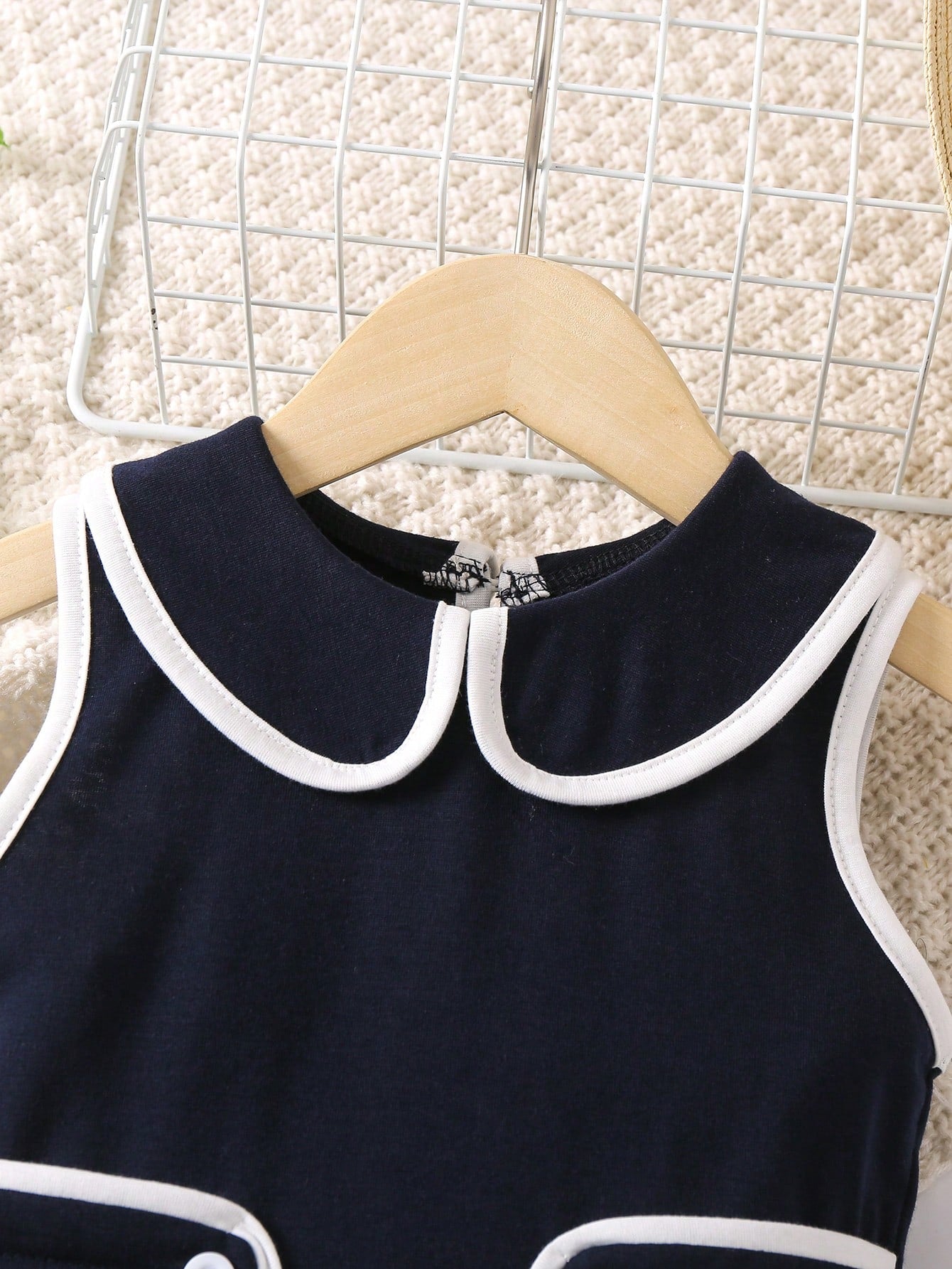 Vestido azul marino elegante con cuello peter pan