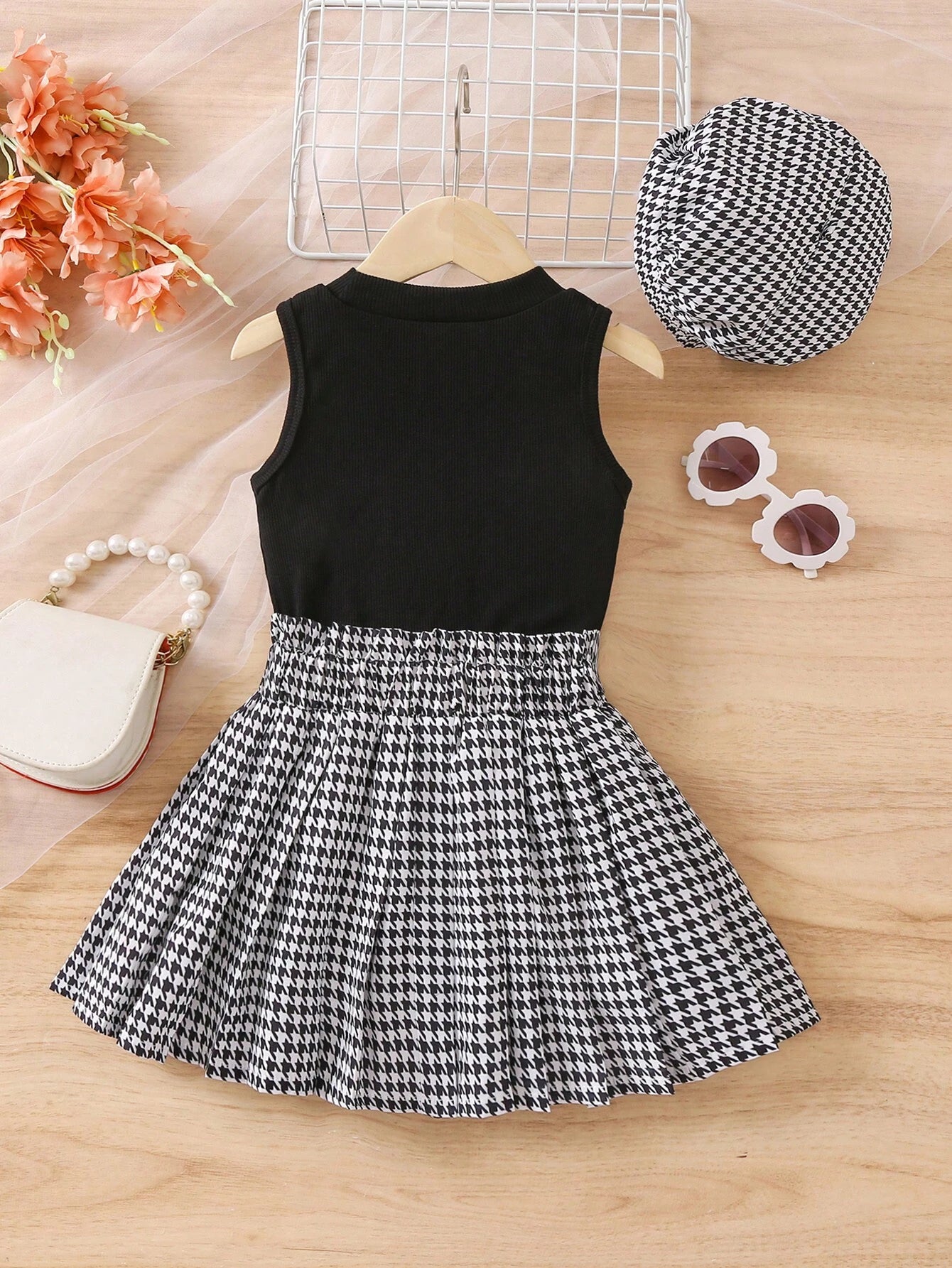 Prenda negro conjunto para bebe con falda blanco y negro diseño elegante vista completa
