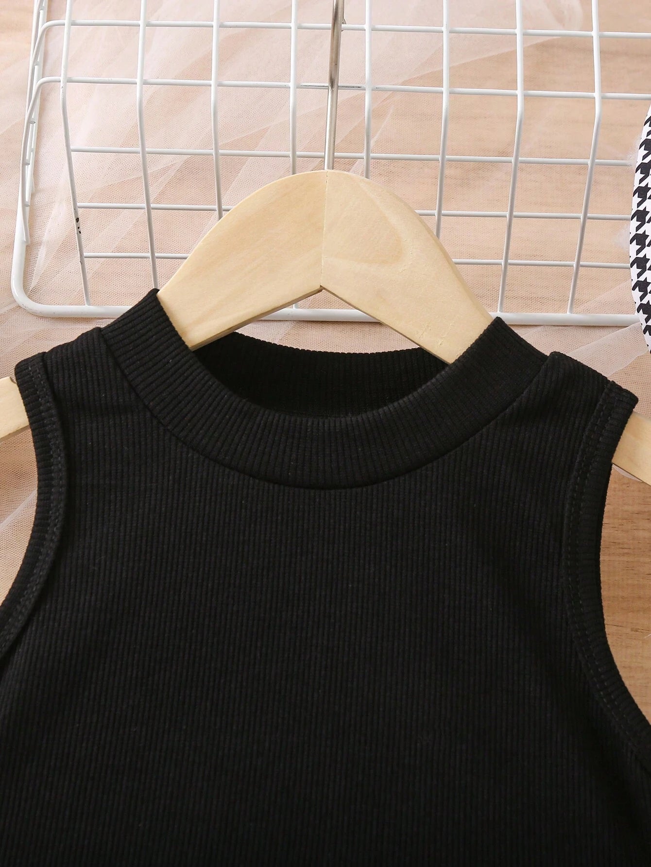 Prenda negro conjunto para bebe con detalle de falda plisada estampada
