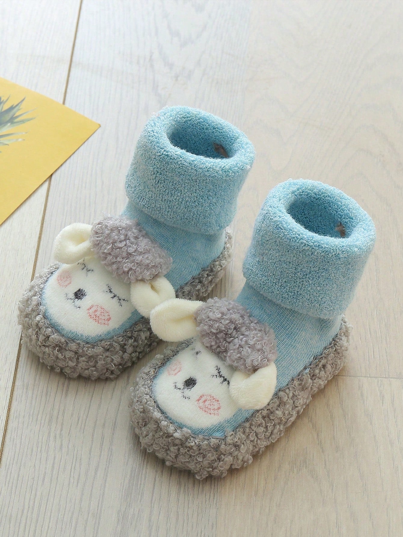 Calcetines antideslizantes azul con ovejita de peluche