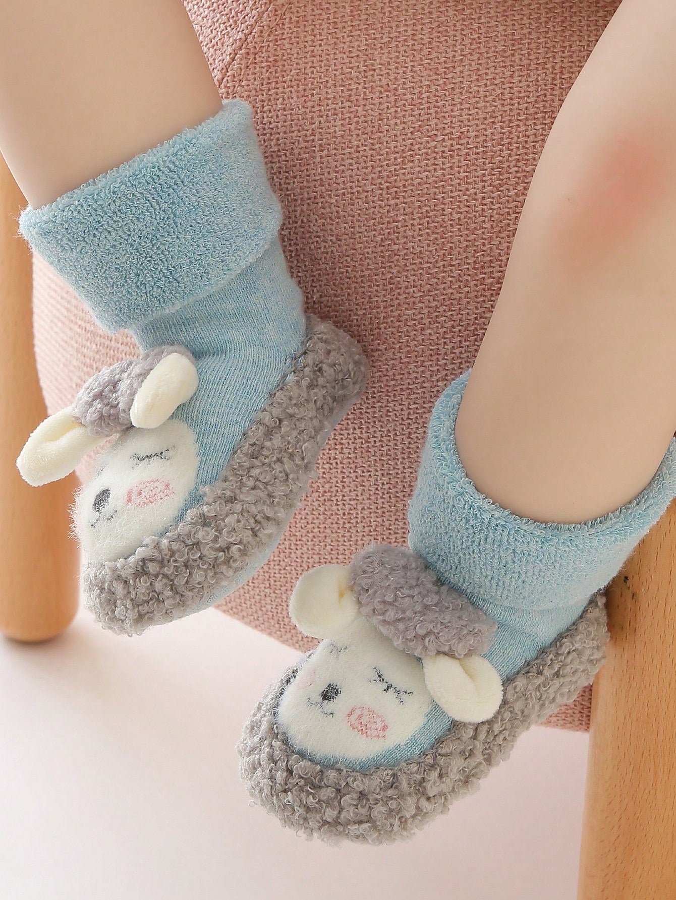 Calcetines antideslizantes azul con ovejita de peluche