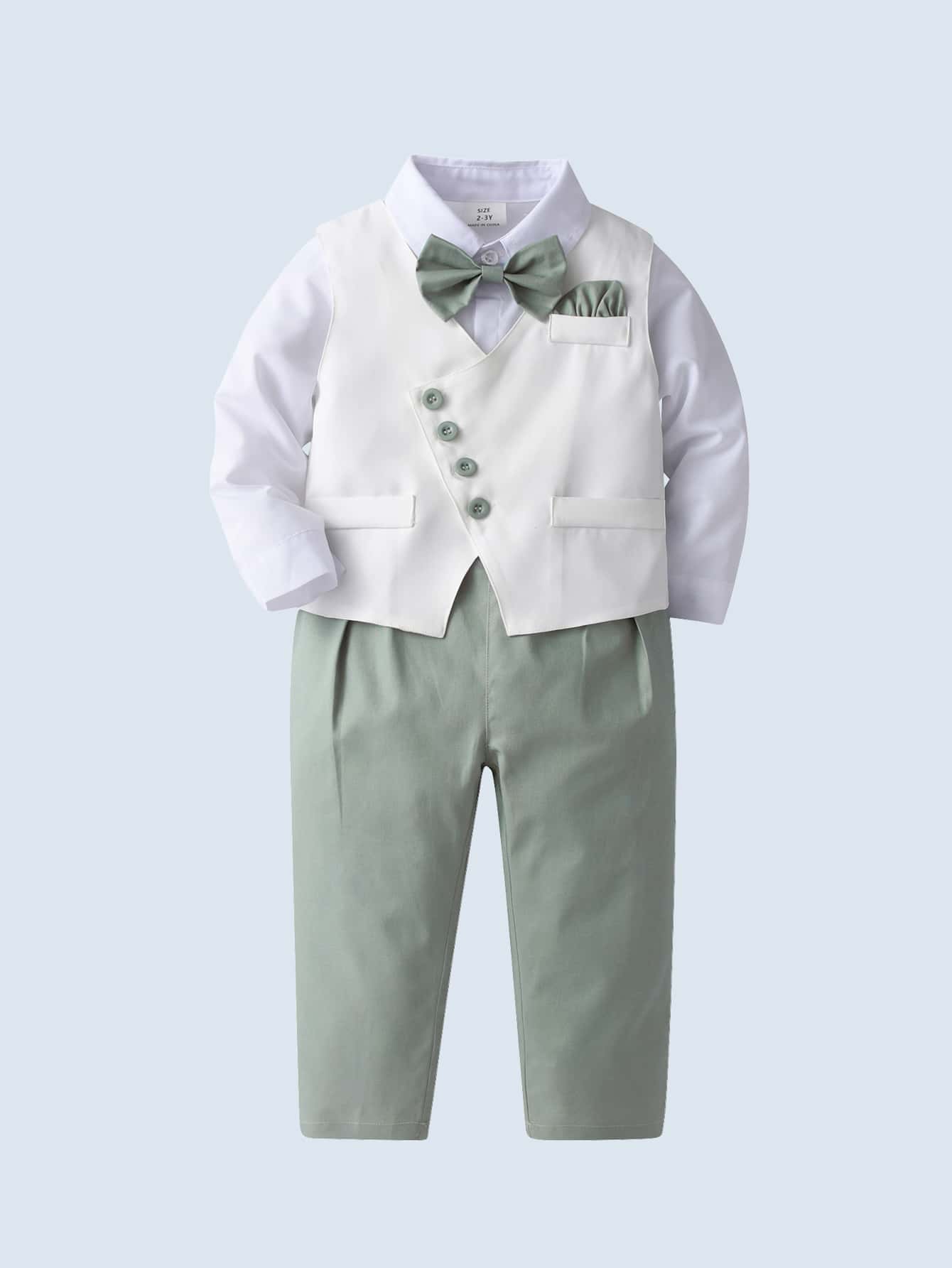 Conjunto verde elegante con chaleco y camisa blanca