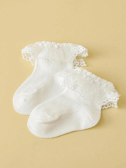 Prenda blanca calcetines para bebe con encaje vista lateral
