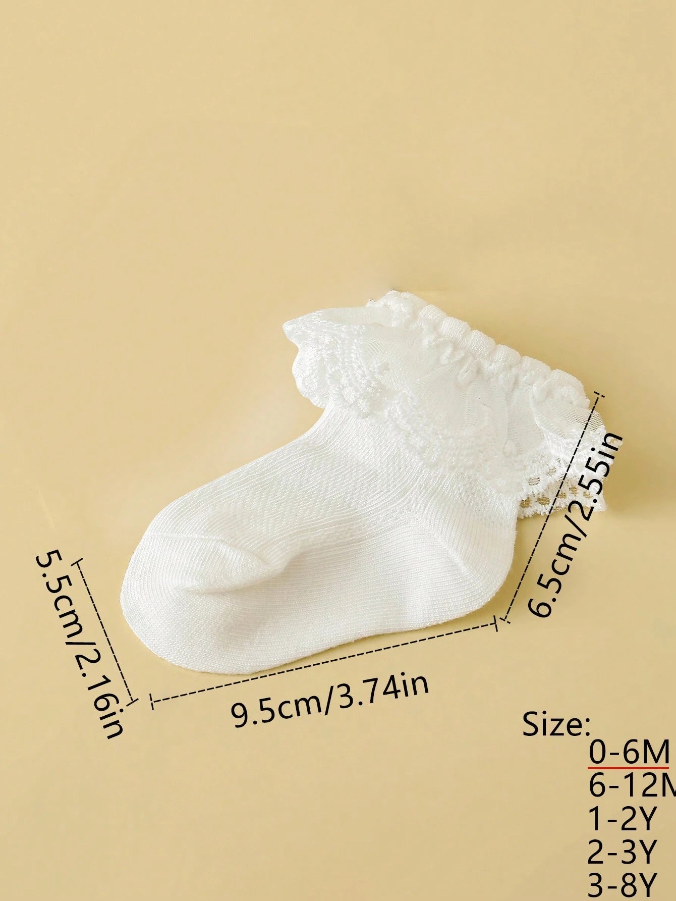 Prenda blanca calcetines para bebe detalle de encaje
