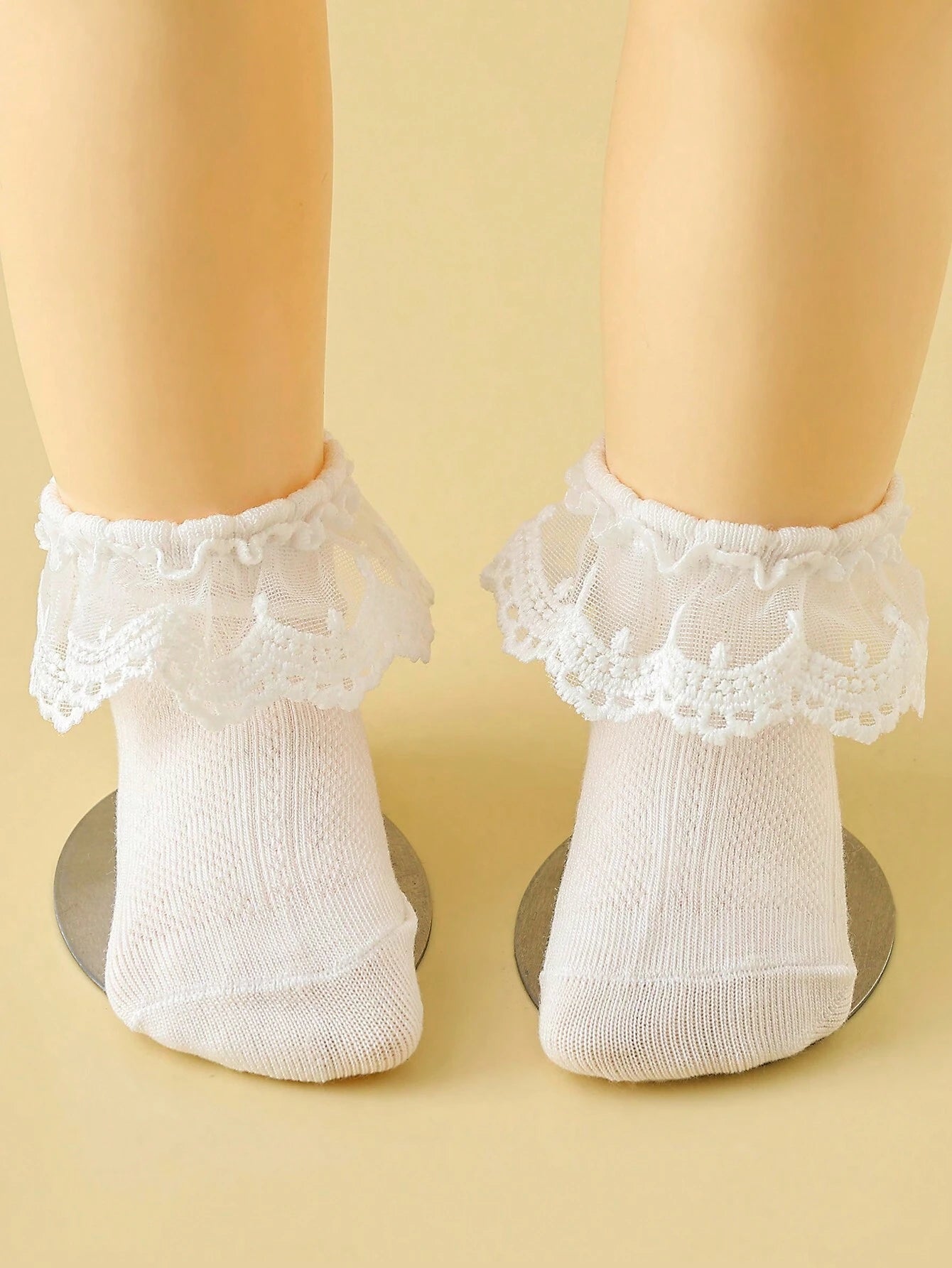 Prenda blanca calcetines para bebe con encaje vista frontal
