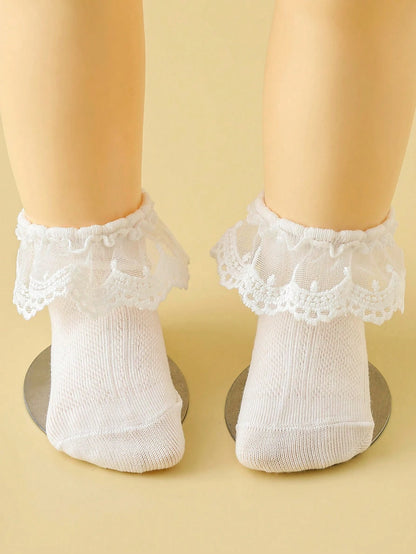 Prenda blanca calcetines para bebe con encaje vista frontal
