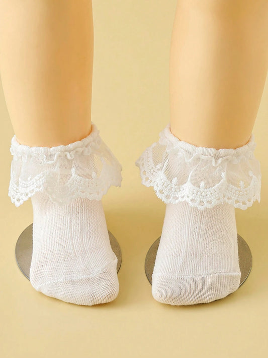 Prenda blanca calcetines para bebe con encaje vista frontal
