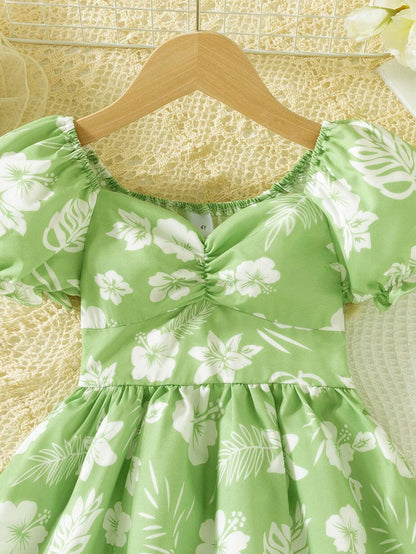 Prenda verde menta vestido para bebe detalle de escote corazón
