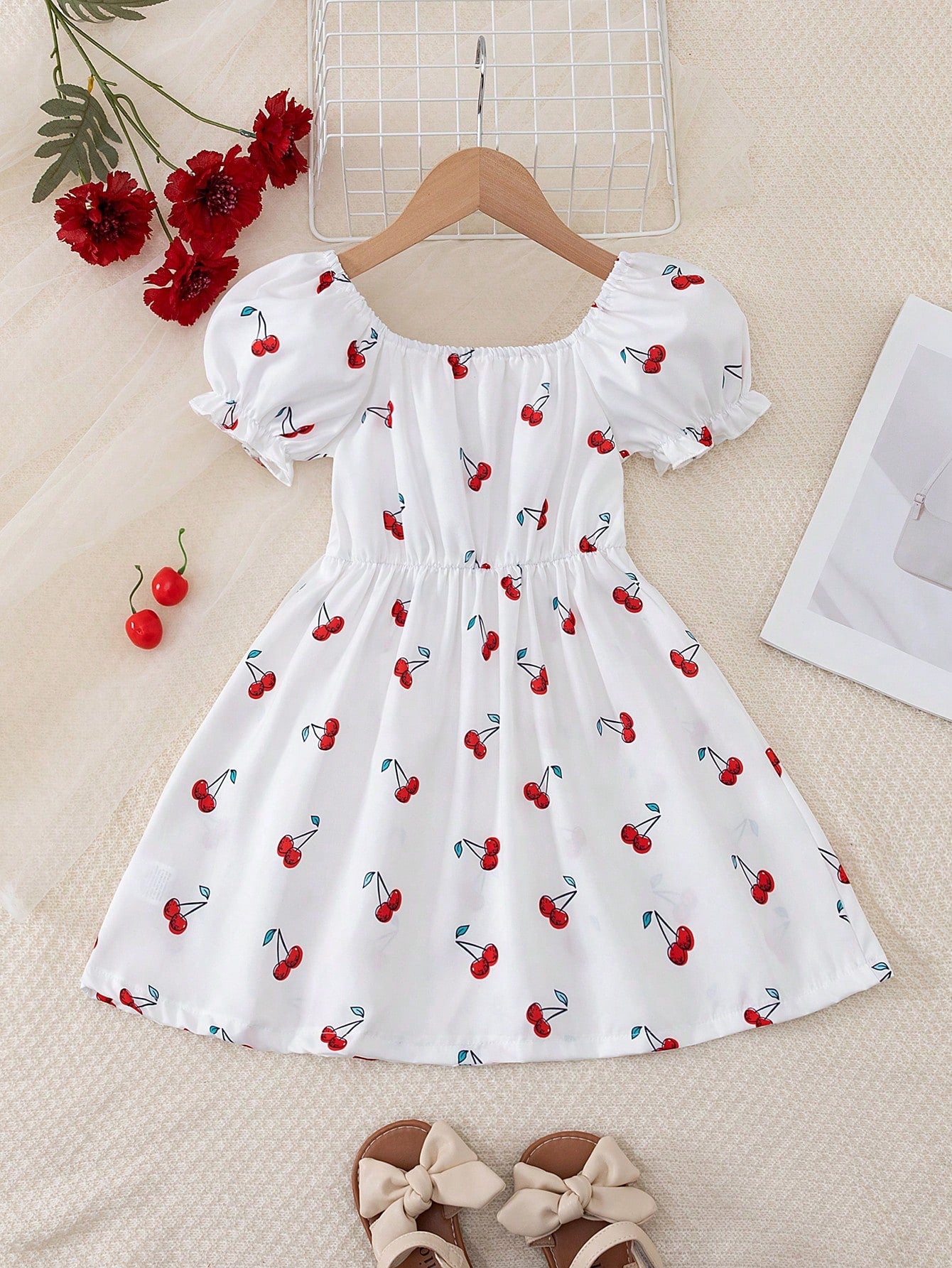 Prenda blanca vestido para bebe vista trasera con mangas abullonadas
