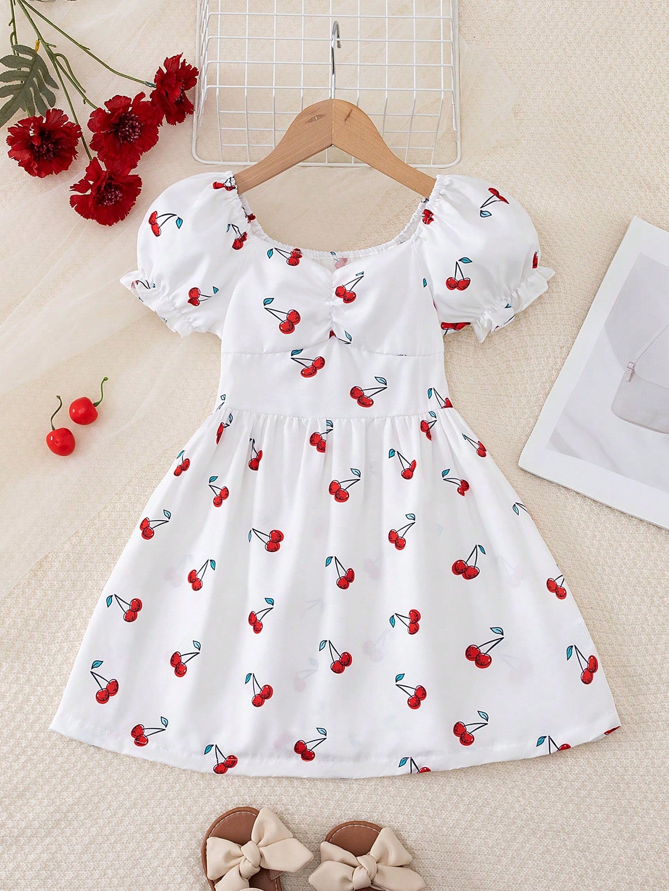 Prenda blanca vestido para bebe con estampado de cerezas vista frontal

