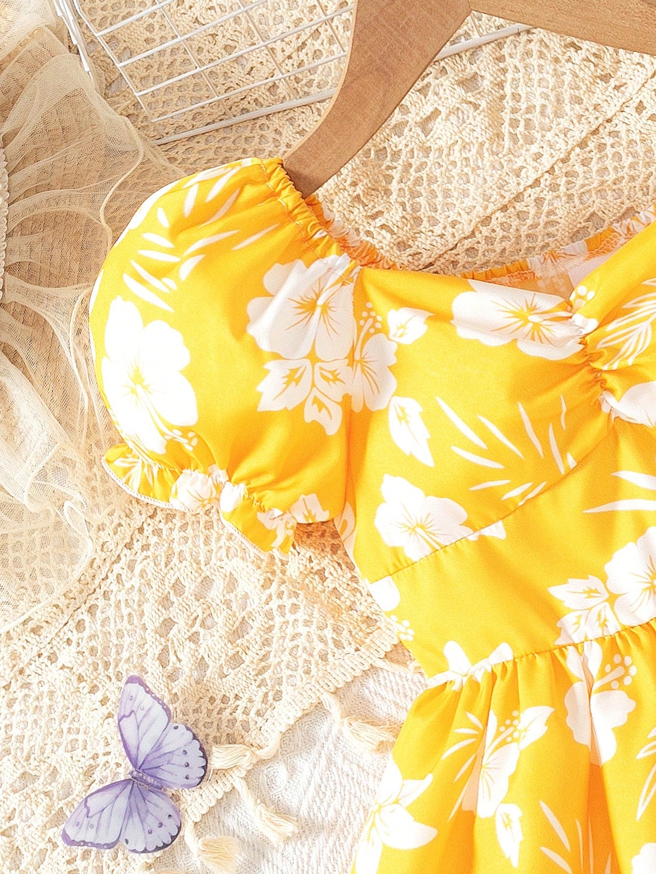 Prenda amarilla vestido floral para bebe detalle de manga farol