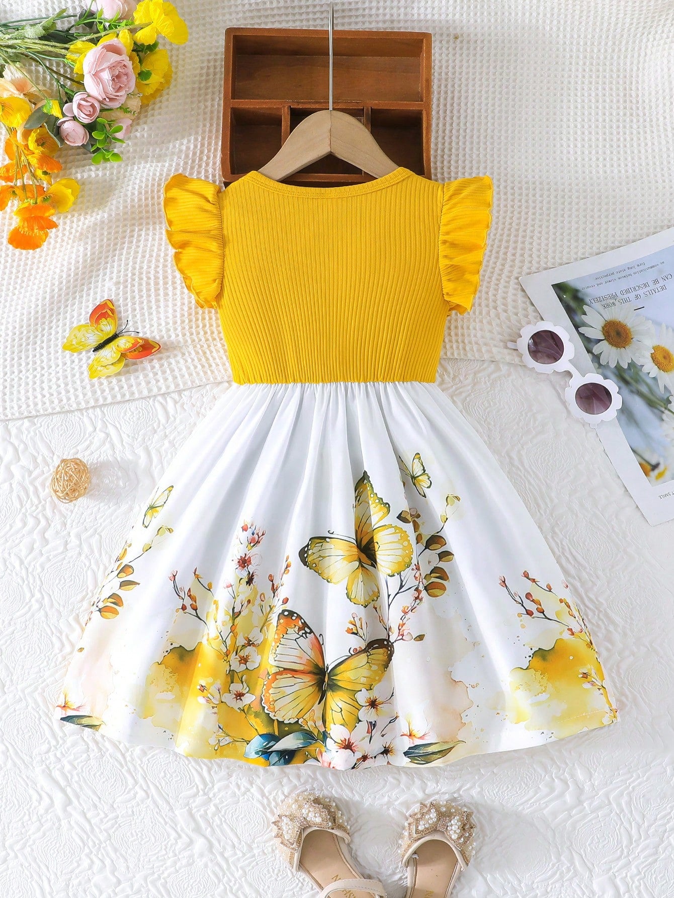 Prenda amarilla vestido para bebe vista trasera con falda estampada
