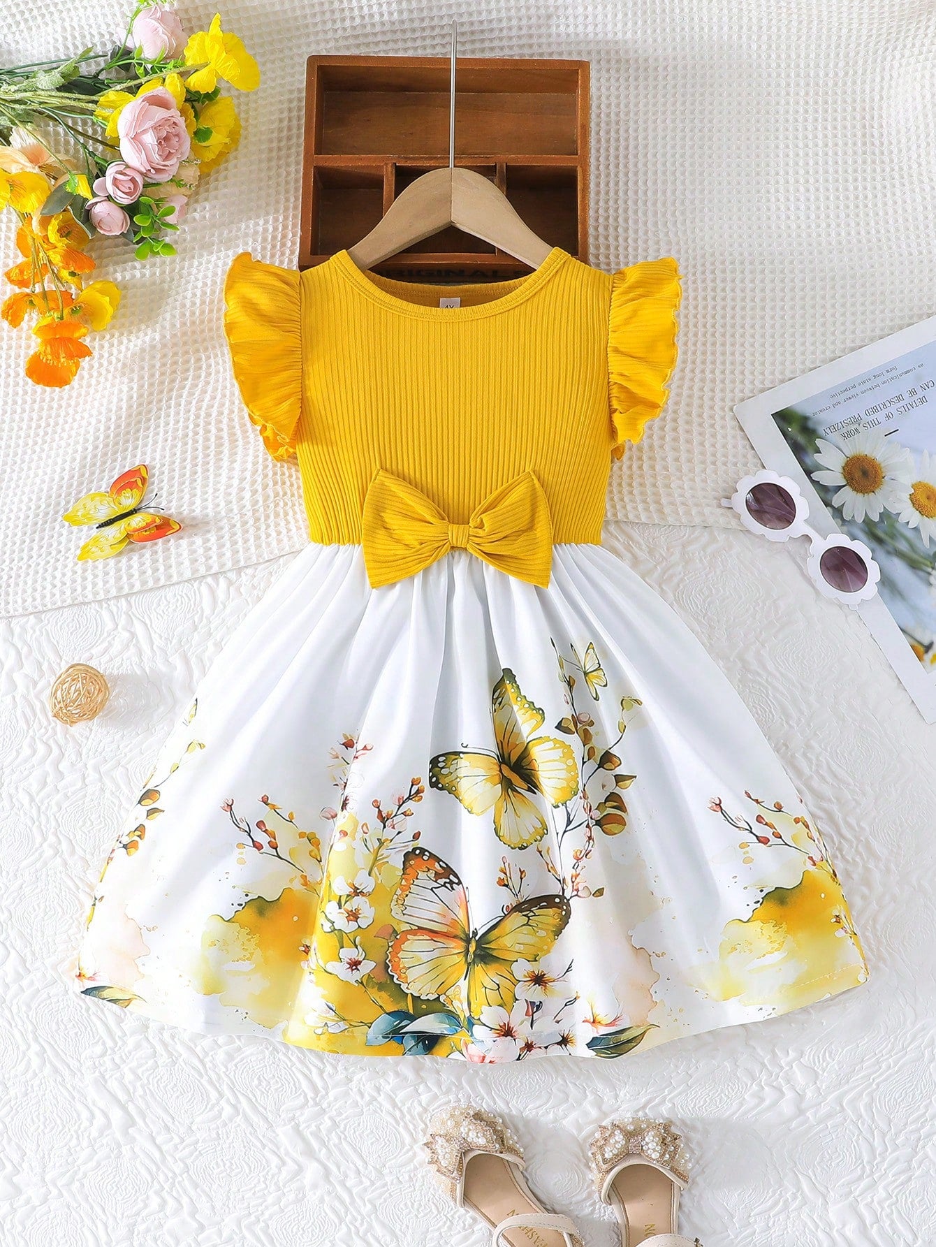 Prenda amarilla vestido para bebe con mariposas y flores vista frontal
