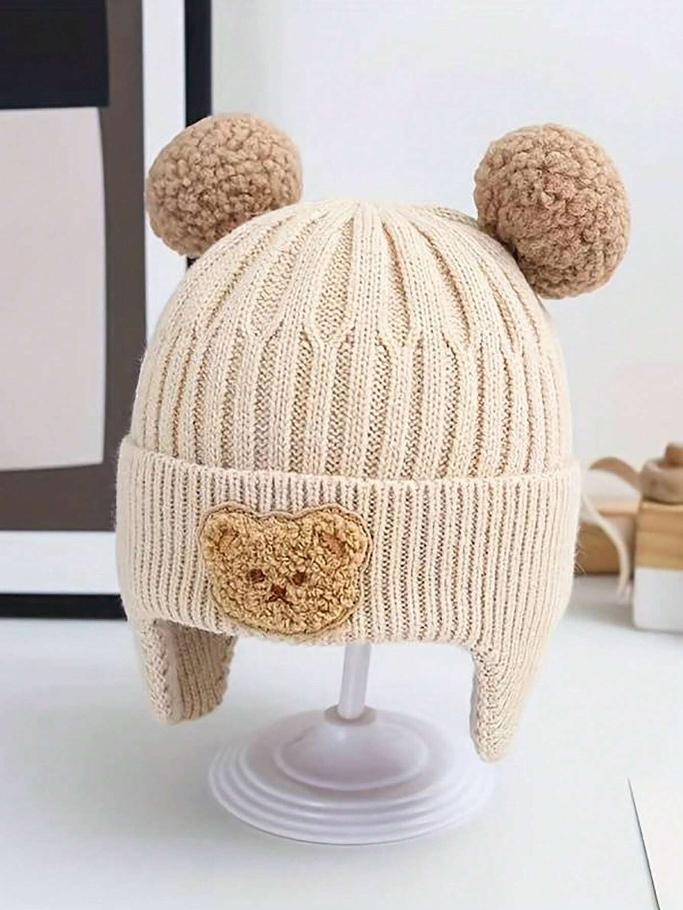 Prenda caqui gorro para bebe tejido con pompón detalle frontal
