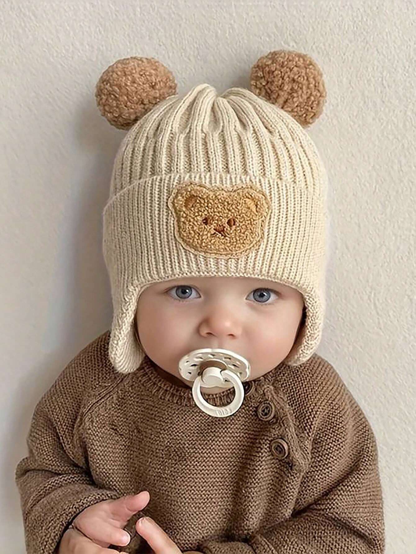 Prenda caqui gorro para bebe tejido con orejas de oso vista frontal
