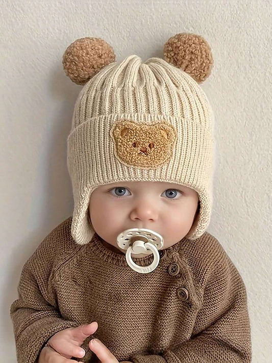 Prenda caqui gorro para bebe tejido con orejas de oso vista frontal
