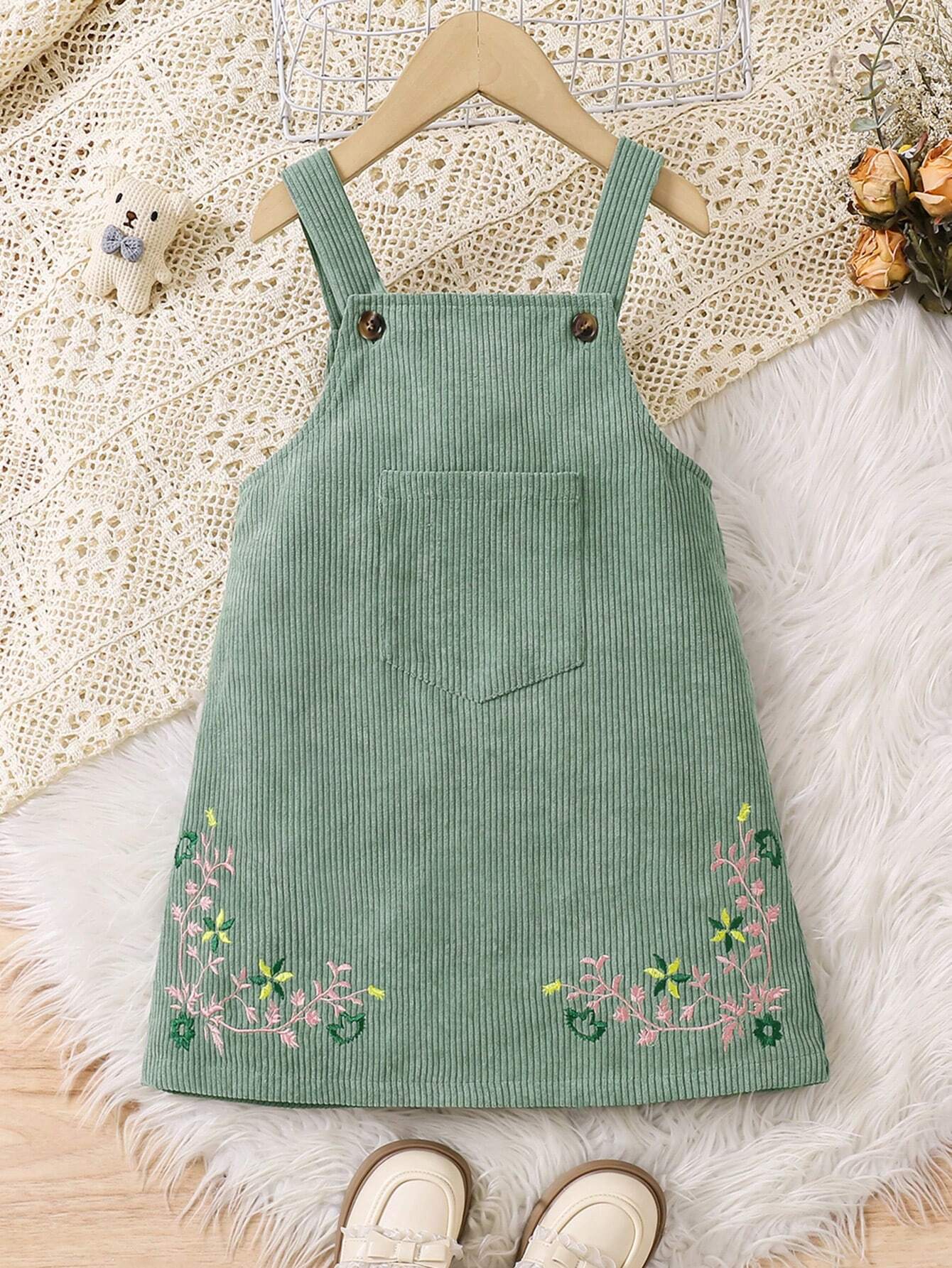 Vestido verde con bordado floral vintage (Solamente vestido)