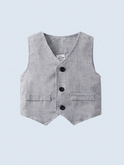 Chaleco gris formal para bebé con tres botones negros y bolsillos decorativos.