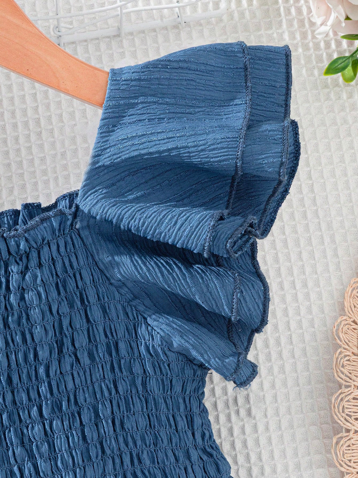 Prenda azul vestido para bebe con detalle de manga con volantes