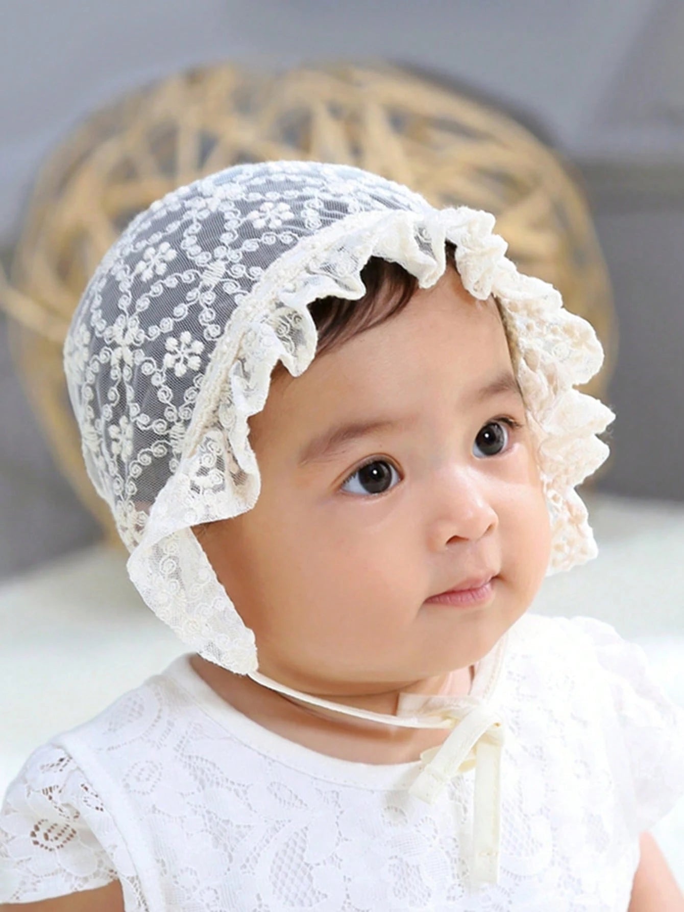 Prenda blanca gorro para bebe con detalle de encaje y estilo vintage