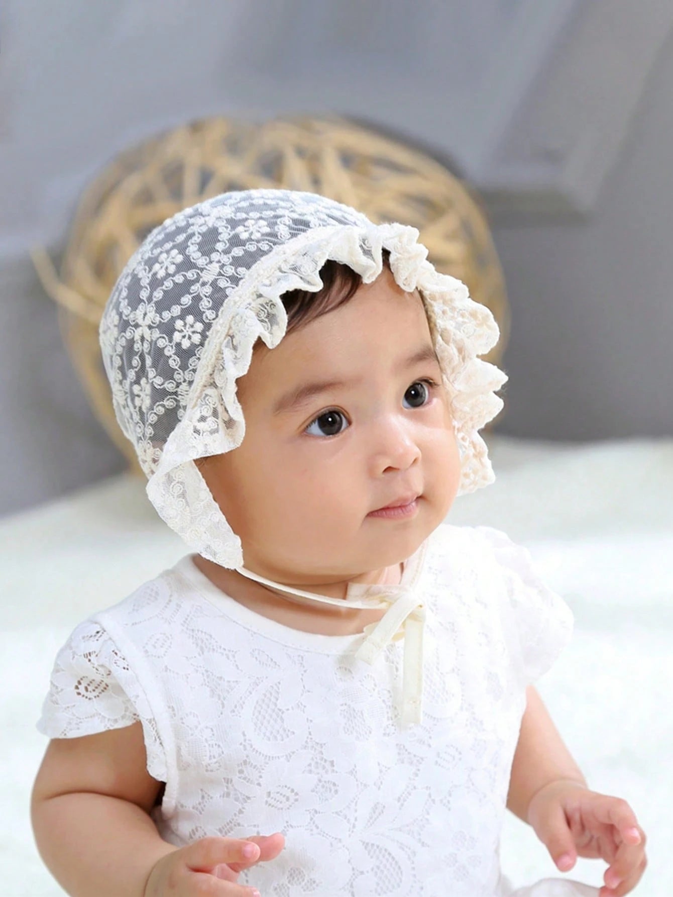 Prenda blanca gorro para bebe con ribete de encaje vista frontal