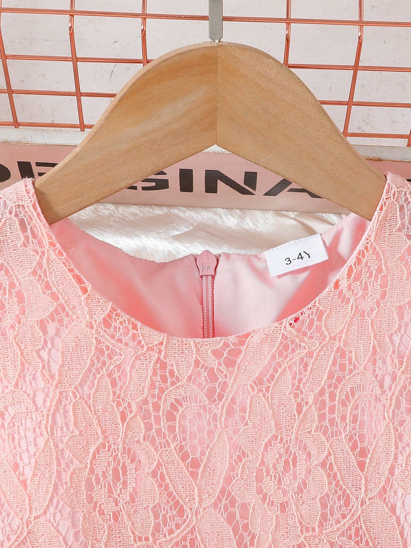 Prenda rosa vestido de encaje para bebe detalle de cuello redondo y cierre trasero