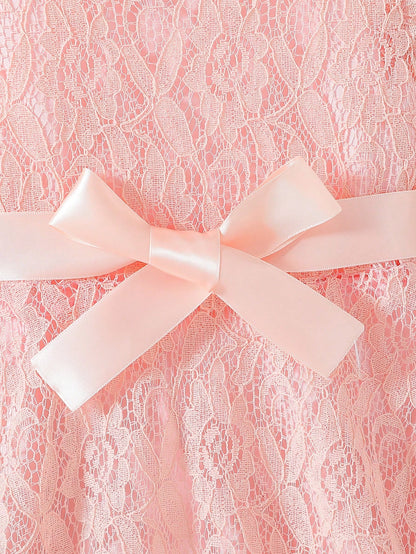 Prenda rosa vestido de encaje para bebe detalle de lazo decorativo y acabado de encaje
