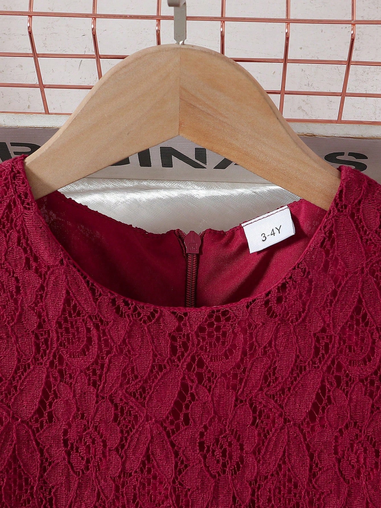 Prenda burdeos vestido de encaje para bebe detalle de cuello redondo y cremallera