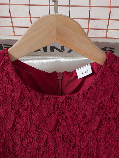 Prenda burdeos vestido de encaje para bebe detalle de cuello redondo y cremallera