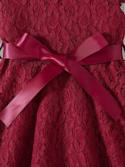 Prenda burdeos vestido de encaje para bebe detalle de lazo y acabado floral