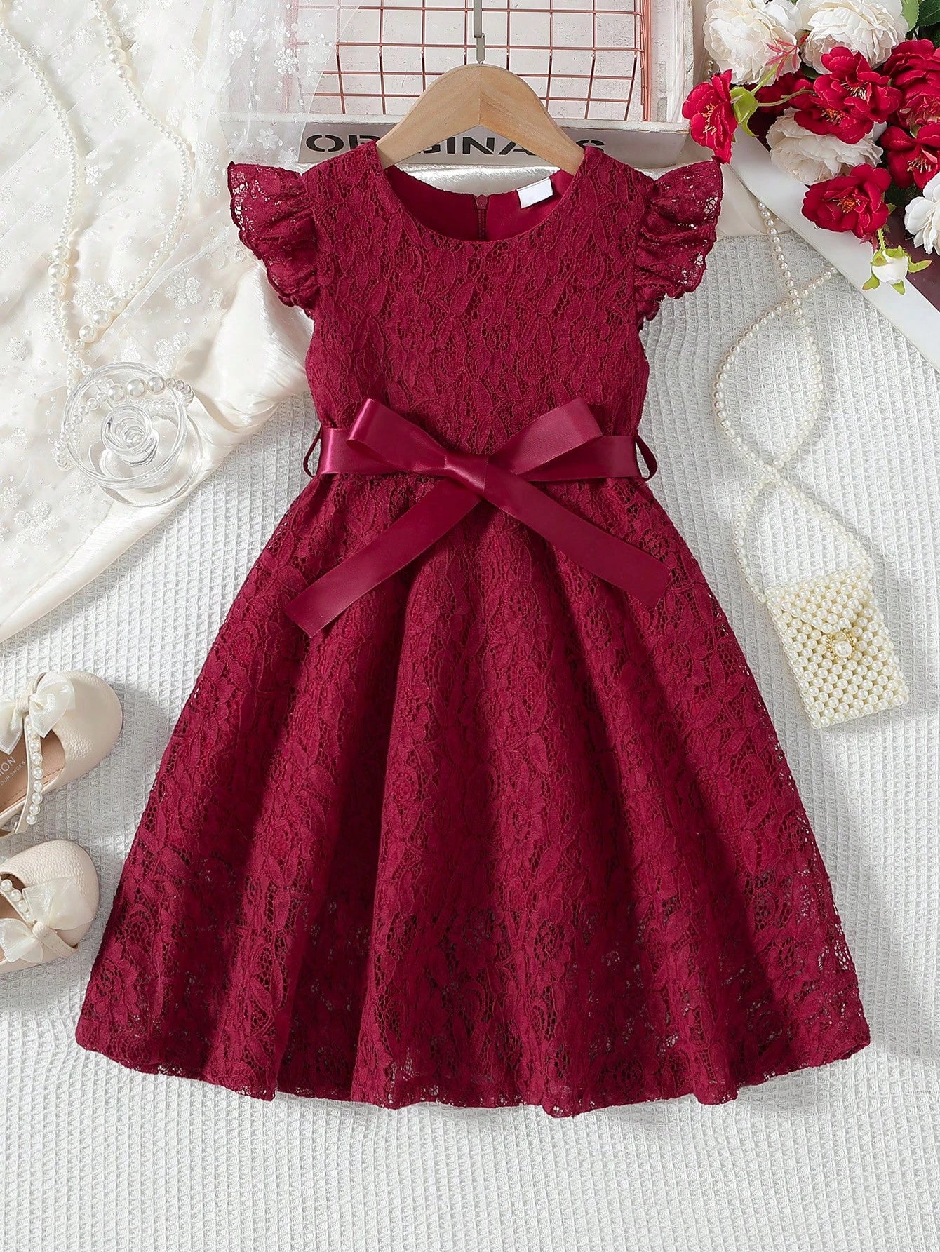 Prenda burdeos vestido de encaje para bebe vista frontal con lazo decorativo