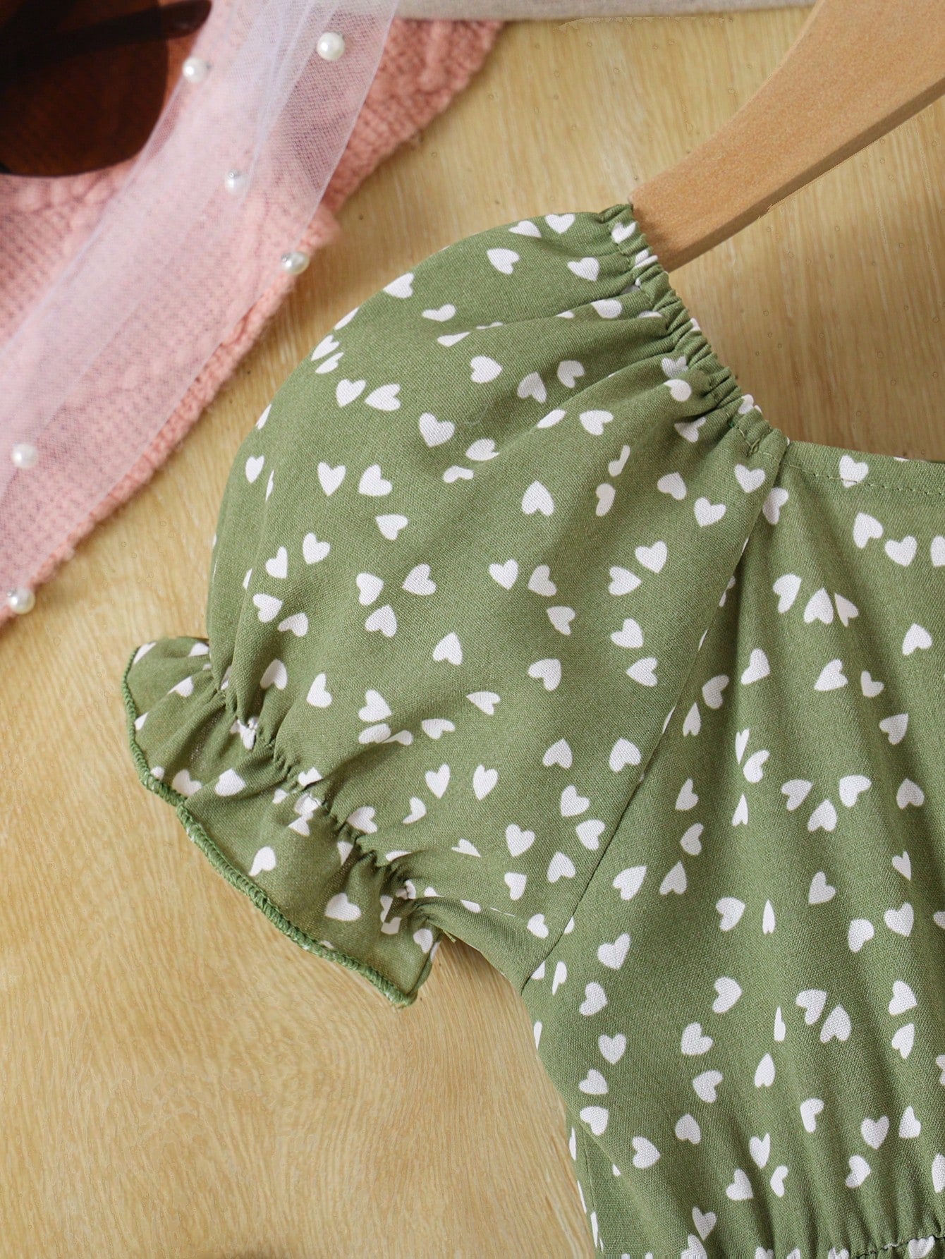 Prenda verde vestido para bebe detalle de manga farol y estampado