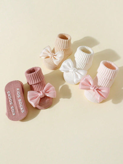 Prenda multicolor calcetines para bebe con detalle de lazo
