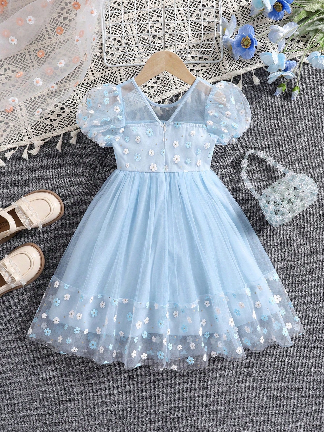 Prenda celeste vestido de tul para bebe vista trasera con detalle floral