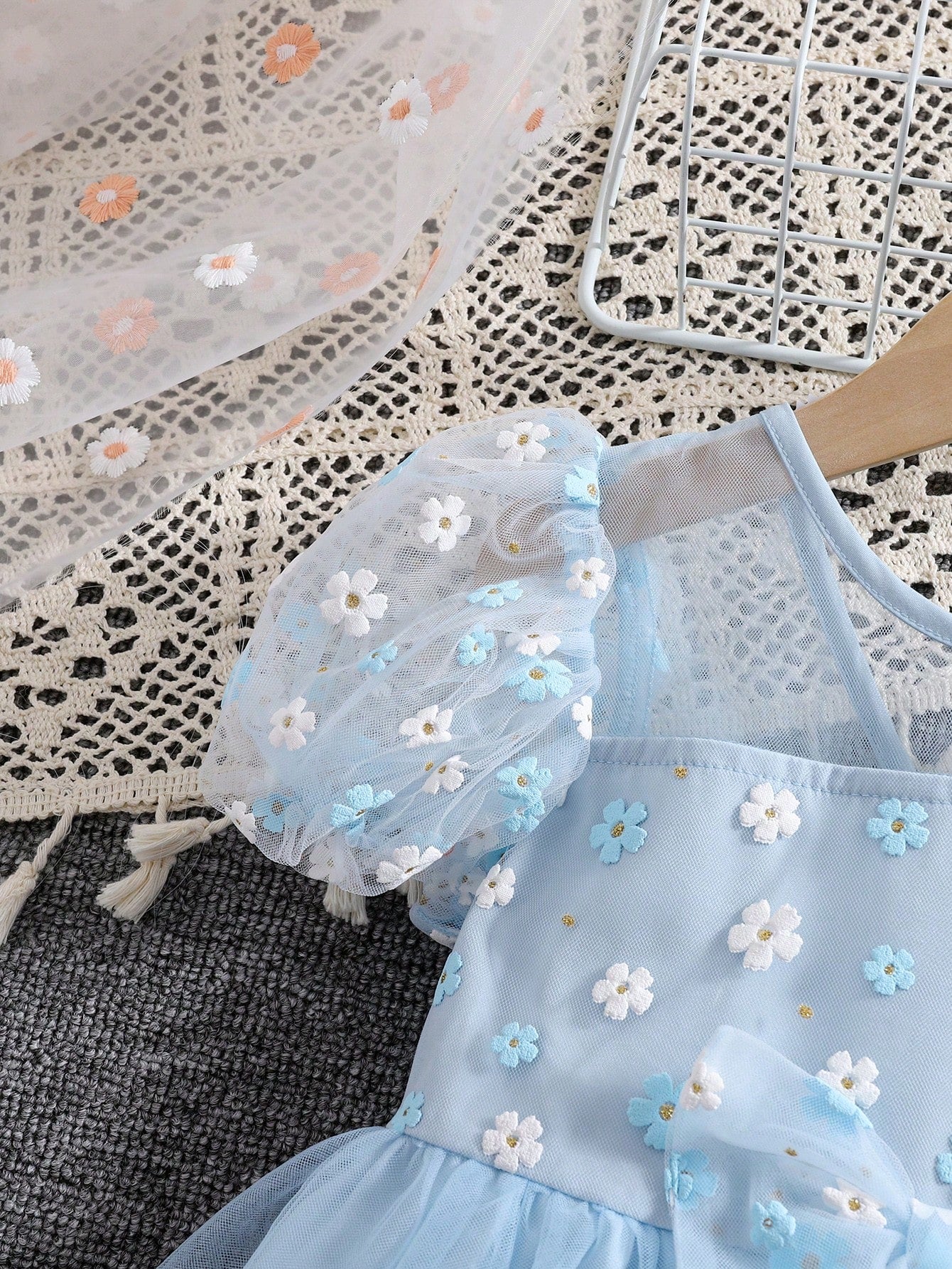 Prenda celeste vestido de tul para bebe detalle de manga farol bordada