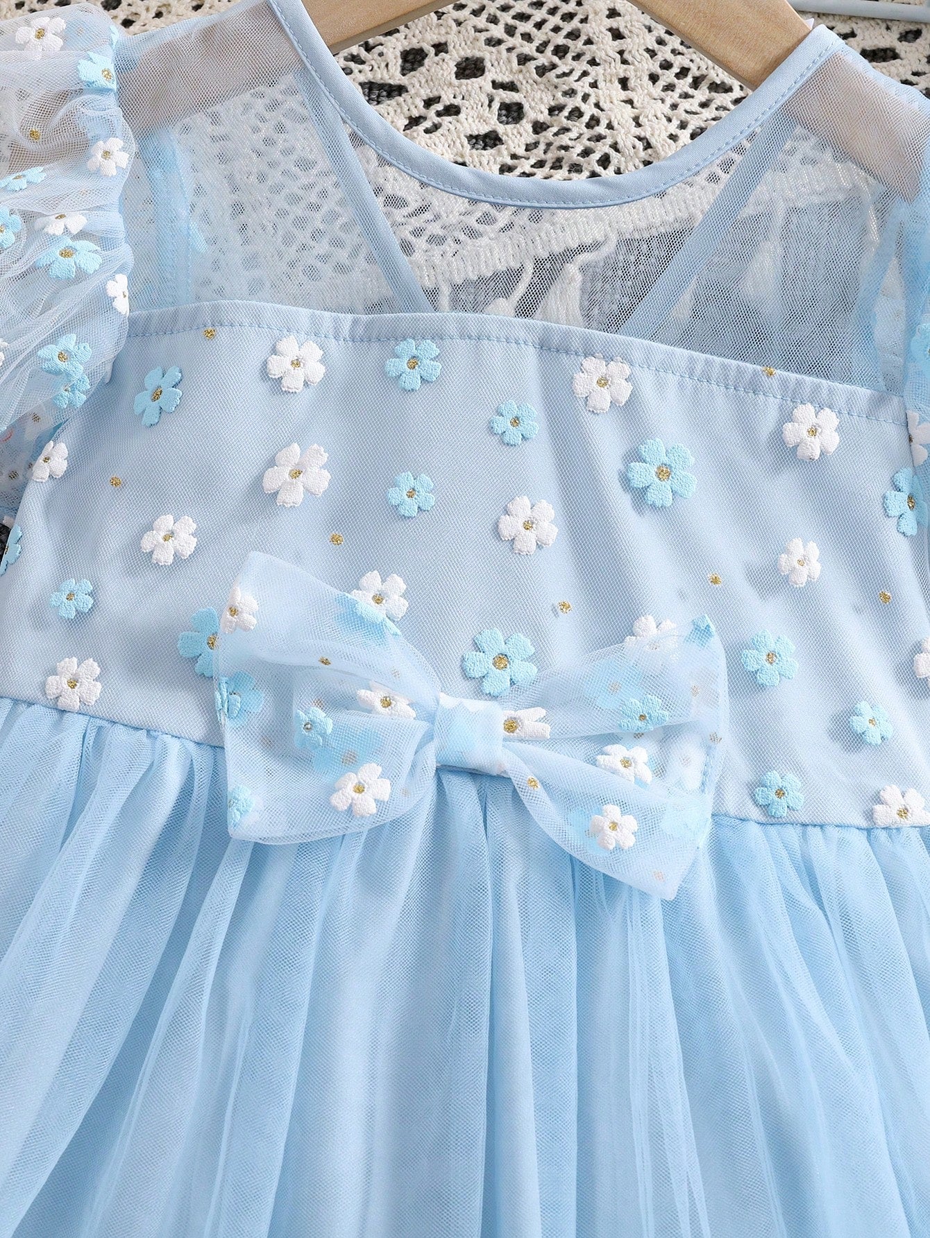 Prenda celeste vestido de tul para bebe detalle de lazo y flores bordadas