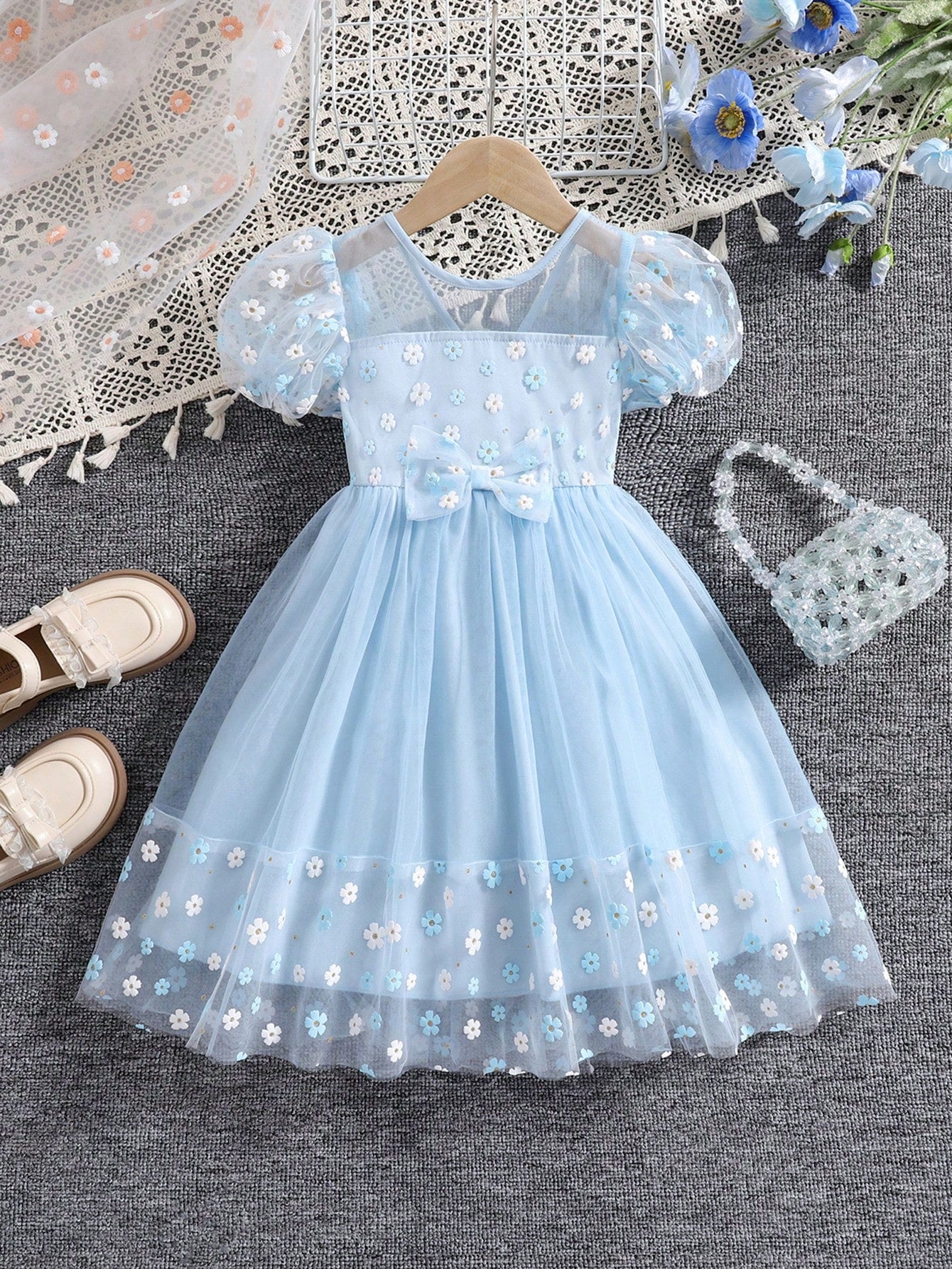 Prenda celeste vestido de tul para bebe vista frontal con bordado floral