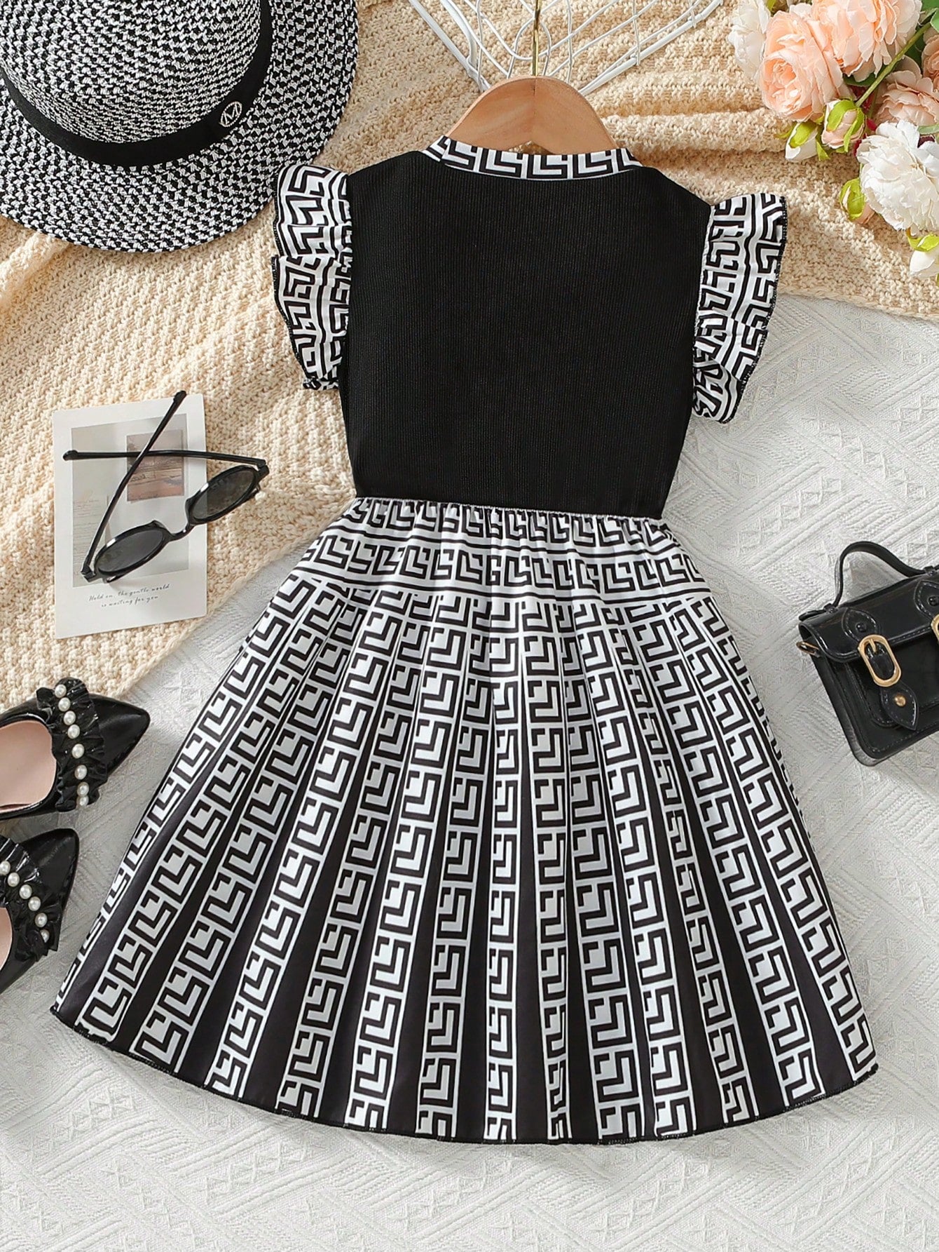 Prenda blanco y negro vestido para bebe con estampado geométrico vista trasera