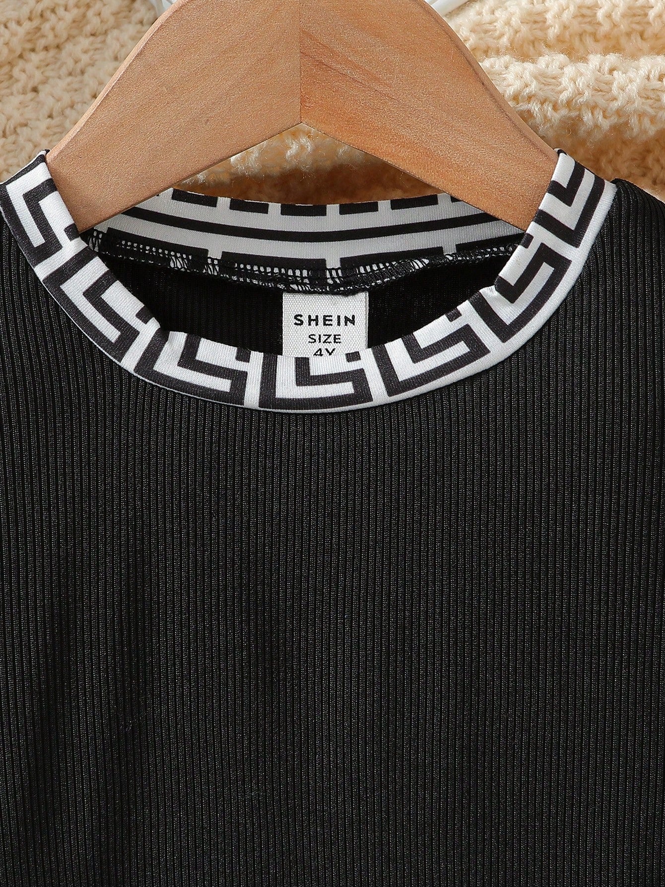 Prenda blanco y negro vestido para bebe detalle de cuello redondo y mangas con volante
