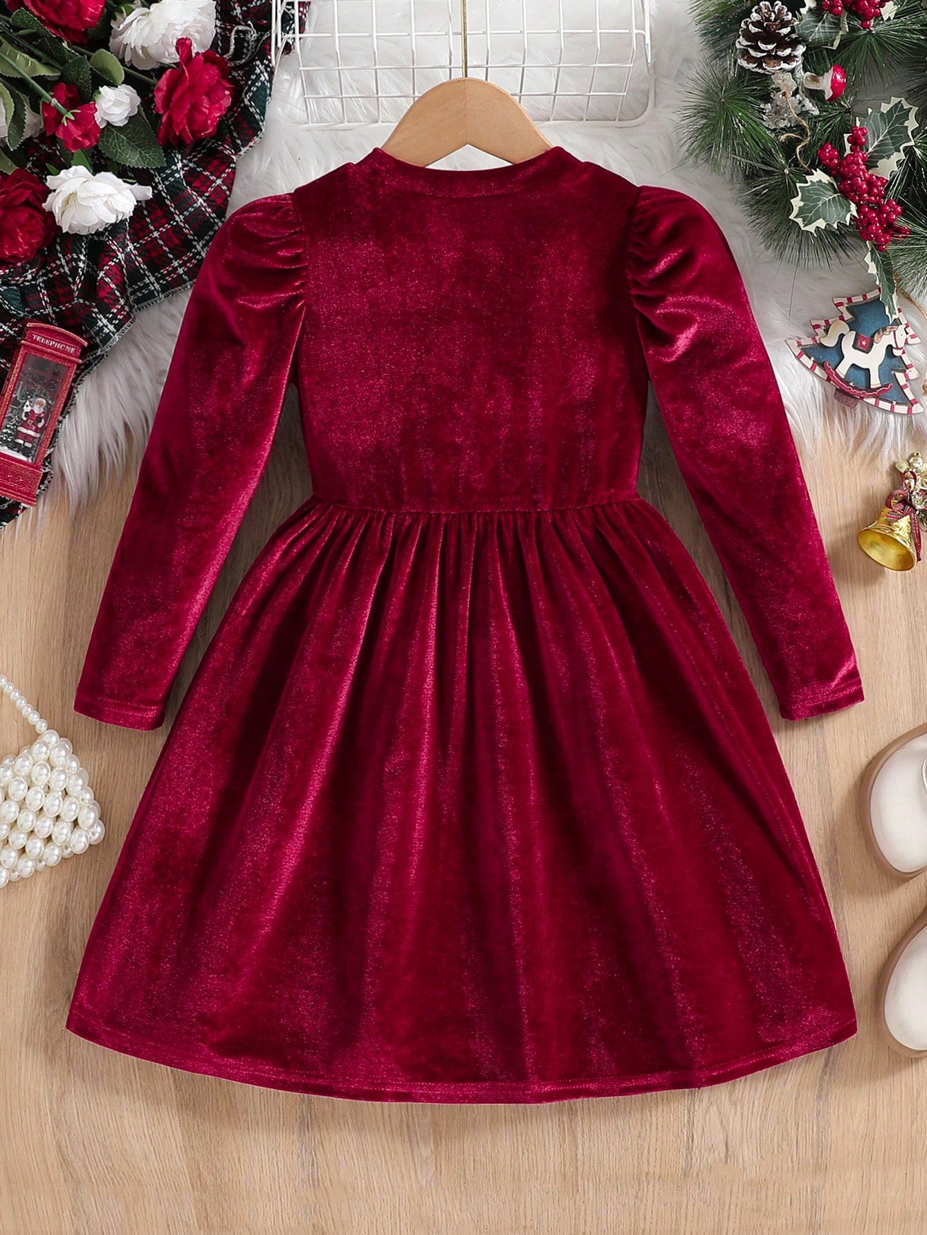 Prenda roja vestido de terciopelo para bebe vista trasera elegante