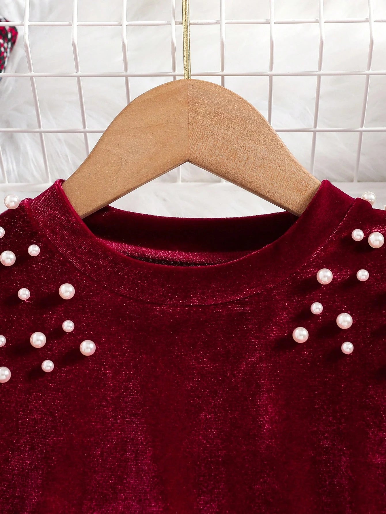 Prenda roja vestido de terciopelo para bebe detalle de perlas decorativas