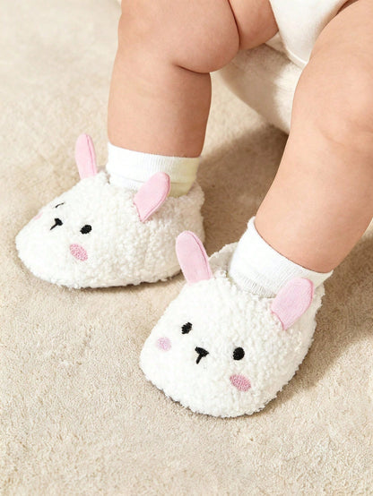 Prenda blanca pantuflas para bebe afelpadas con conejo detalle de textura
