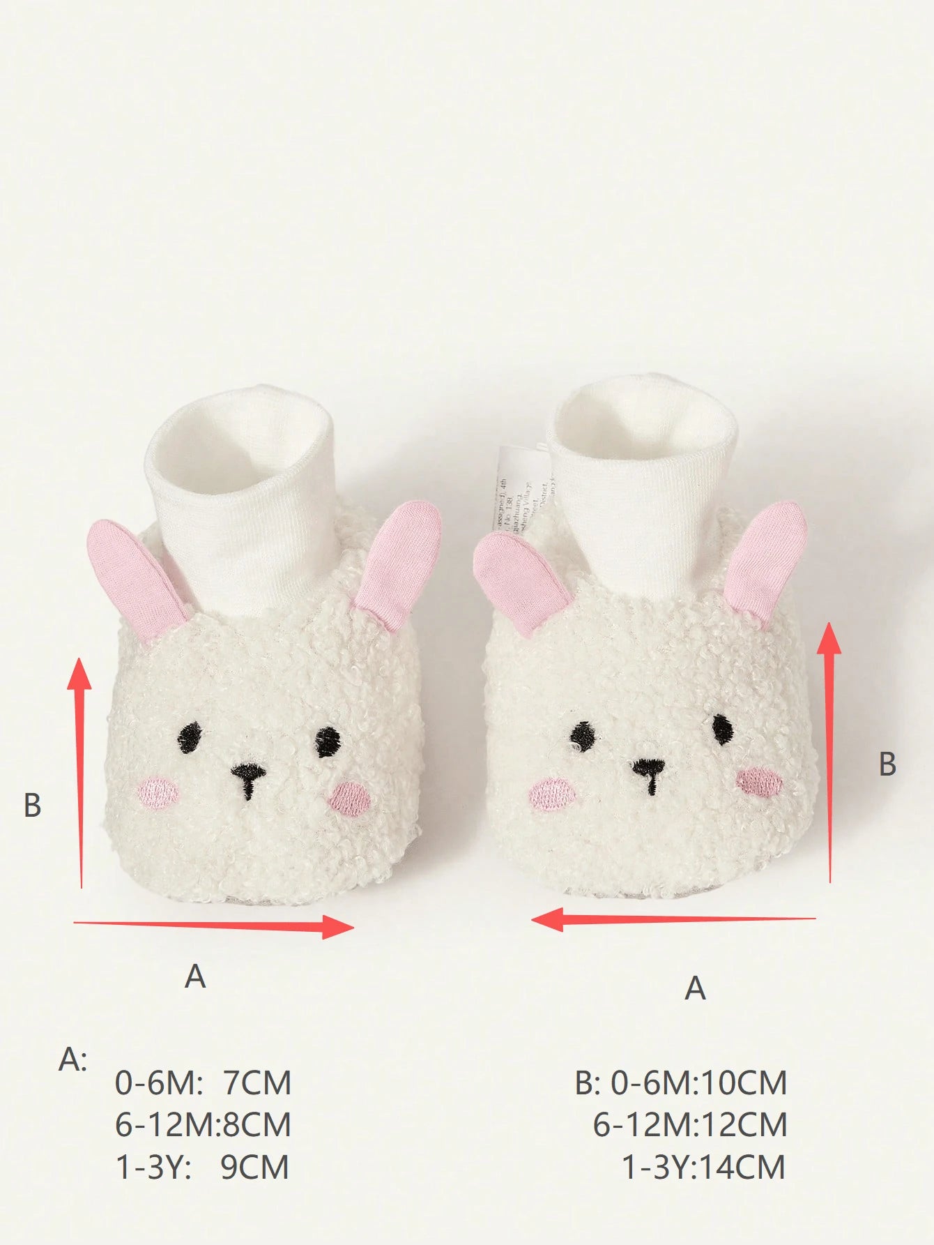 Prenda blanca pantuflas para bebe puestas detalle en uso