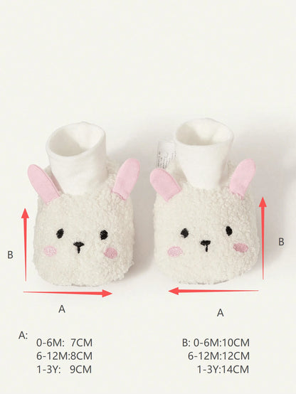 Prenda blanca pantuflas para bebe puestas detalle en uso