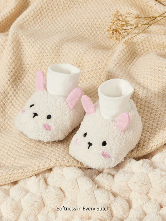Prenda blanca pantuflas para bebe con conejo bordado vista frontal
